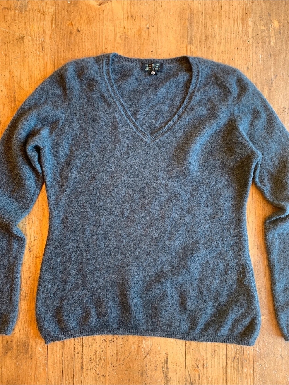 Chsrter Club Luxury Cadhmere V-Neck Sweater